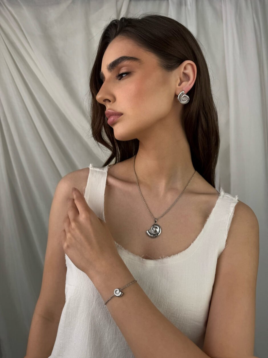 Cael in Silver - Image 2