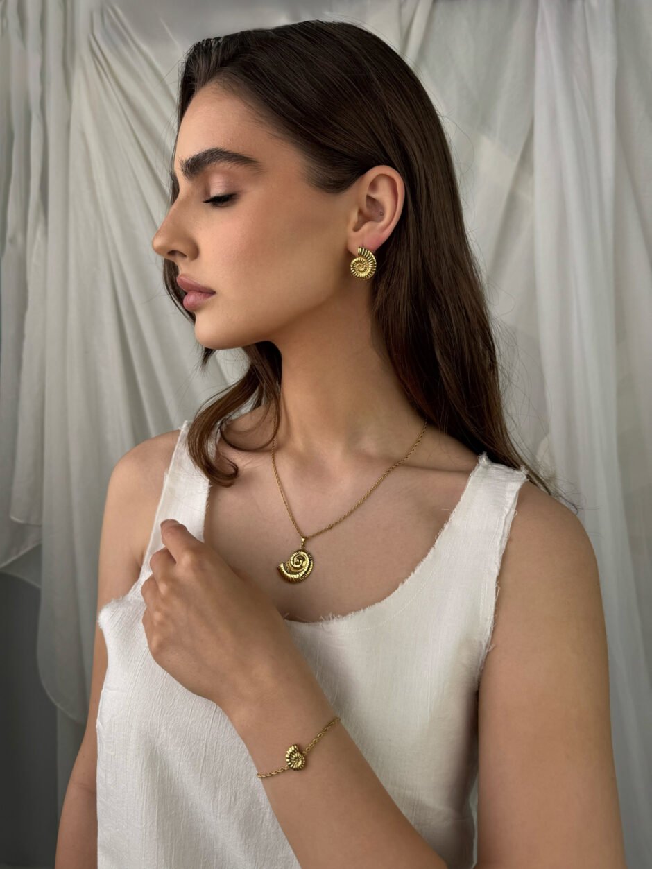Cael  Set in Gold - Image 2
